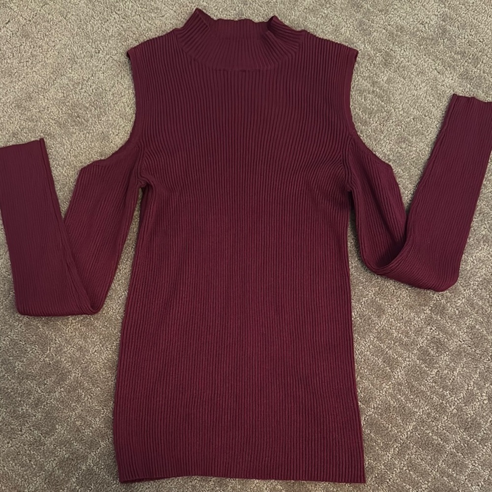 Ambiance Apparel Women’s Burgundy Ribbed Cold Shoulder Top Size Medium